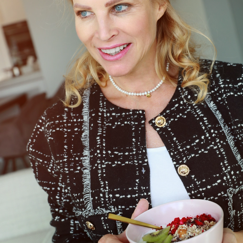 Lada Nosková s mísou granoly
